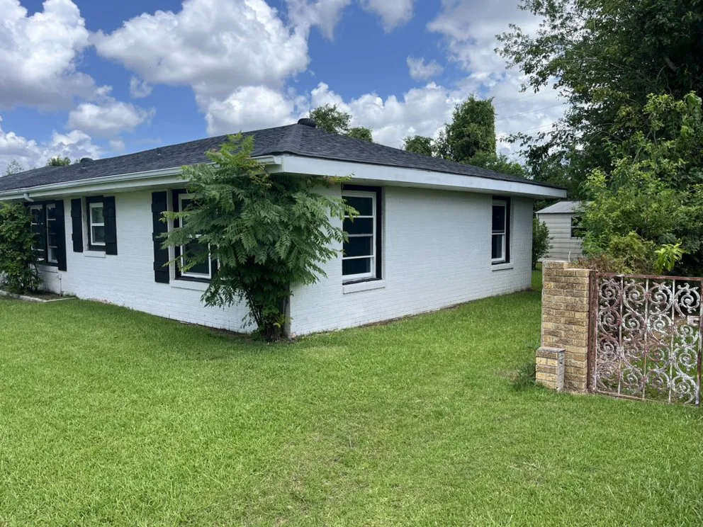 Custom lawn mowing service in Sulphur, LA by Serenity Cuts