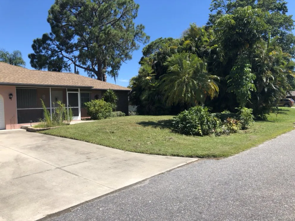 Expert lawn mowing service in Venice, FL - Sergi Home Improvement