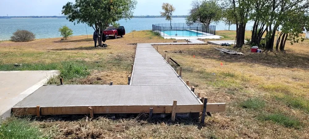 Expert landscaping services for residential properties in Denton, TX by Servi Contruction Jimenez