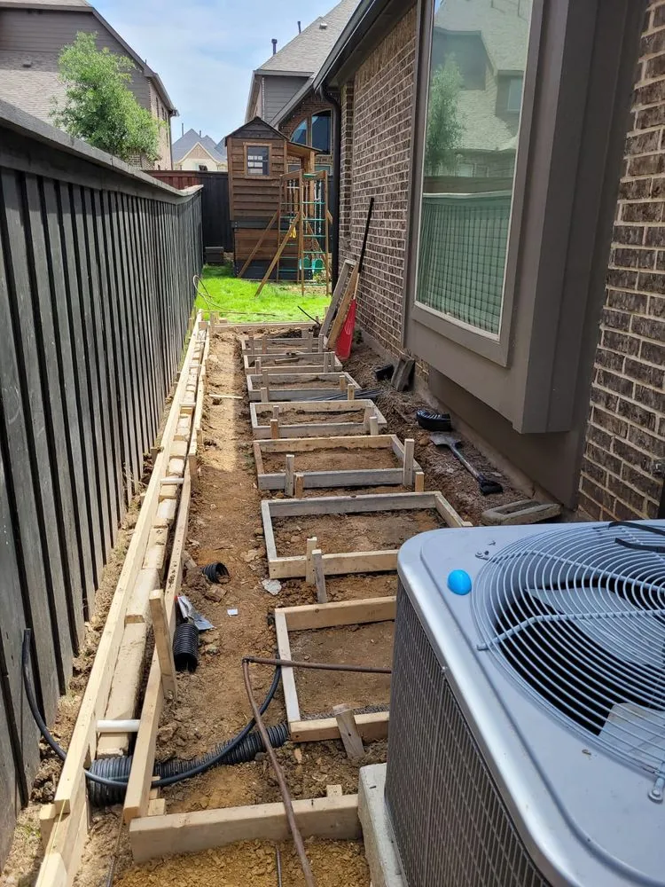 Professional outdoor landscaping for homes in Denton, TX by Servi Contruction Jimenez