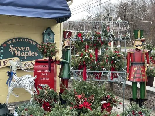 Seven Maples Gift And Garden Logo