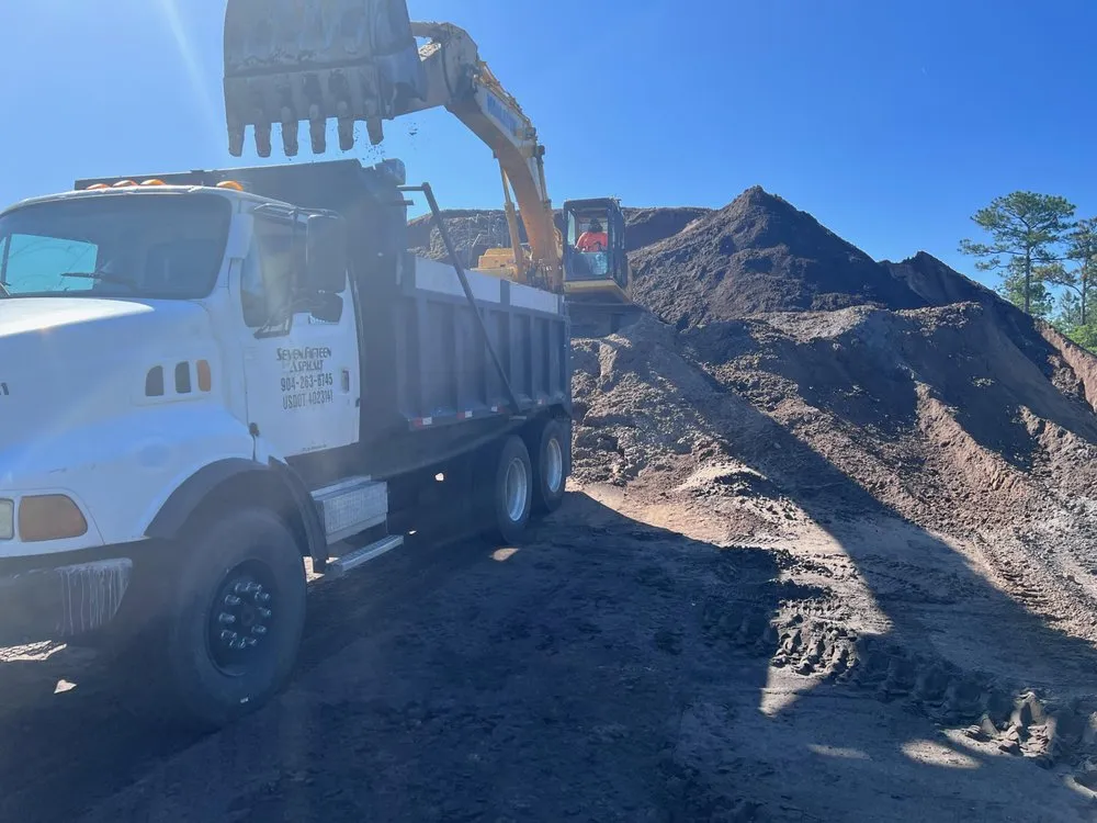 Professional yard maintenance near you in Jacksonville, FL by Sevenfifteen dirt