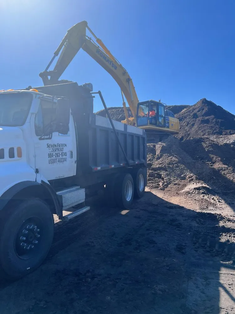 Top-rated lawn care service near you across Jacksonville, FL - Sevenfifteen dirt