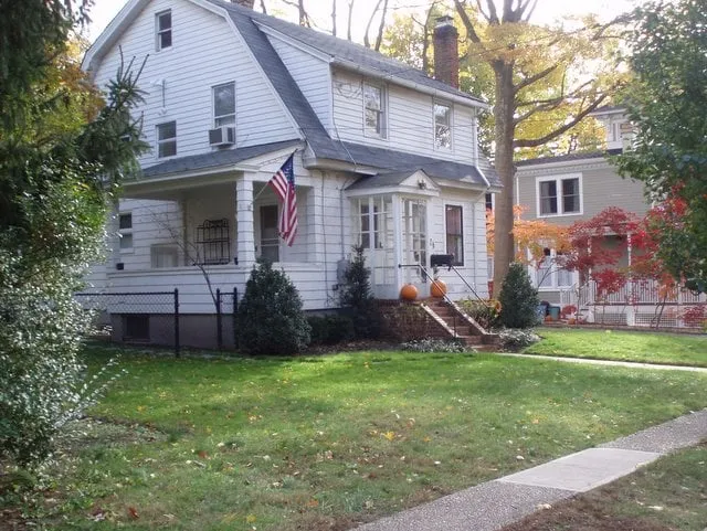 Professional yard cleanup service for beautiful yards in Port Washington, NY by Shadyside