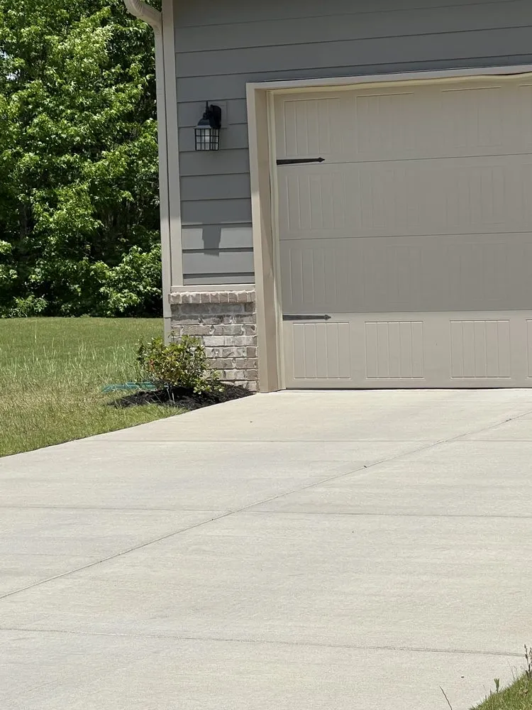 Professional lawn care service experts serving Oakland, TN - Sharks Lawn Services