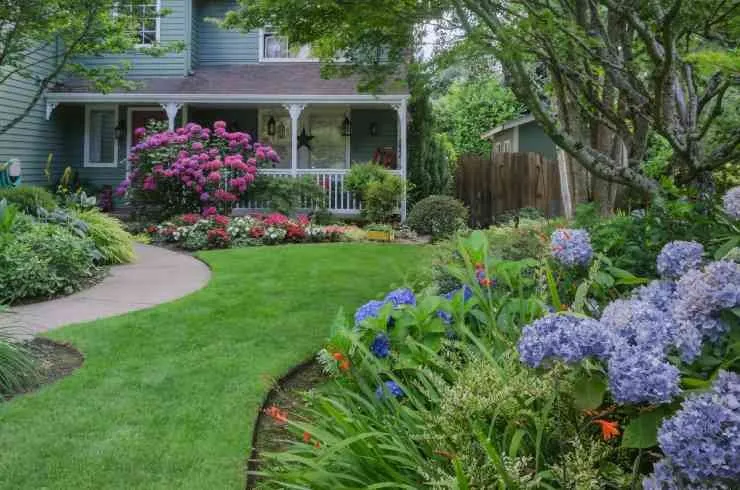 Affordable lawn mowing service in Eugene, OR - Sharp Edges