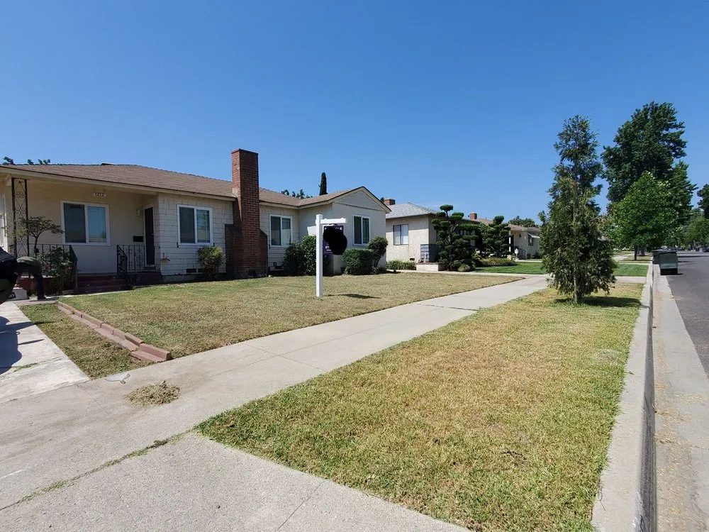 Trusted lawn care service near you in Compton, CA by Shawnz Lawnz