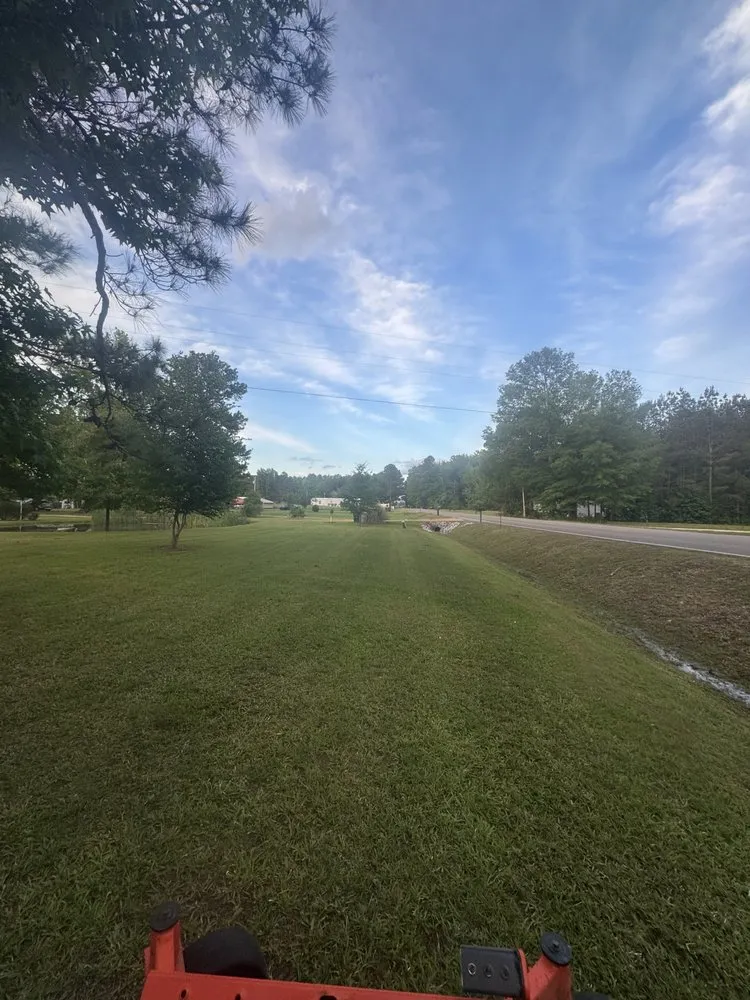 Expert lawn mowing service experts serving Columbus, MS - Shaws Lawn Service