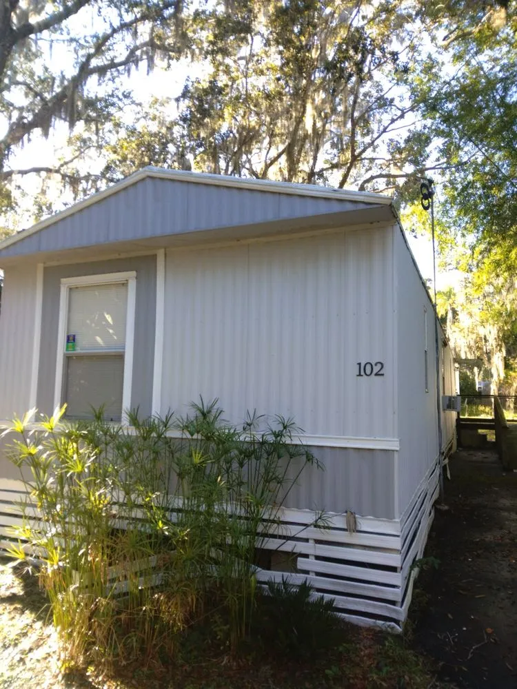 Top-rated yard cleanup service for year-round maintenance across Edgewater, FL - Shine Brite pressure washing and lawn maintenance