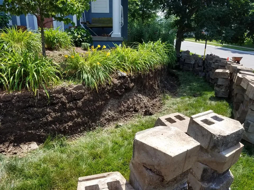 Custom lawn mowing service experts serving Lee's Summit, MO - Show Me Outdoor Living