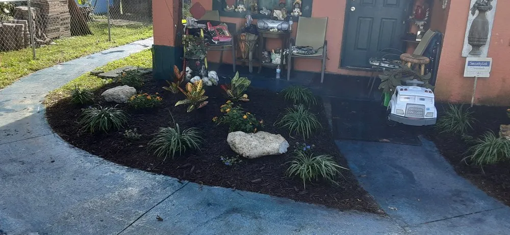 Custom lawn mowing service for beautiful yards in Bradenton, FL by Show Off Landscaping