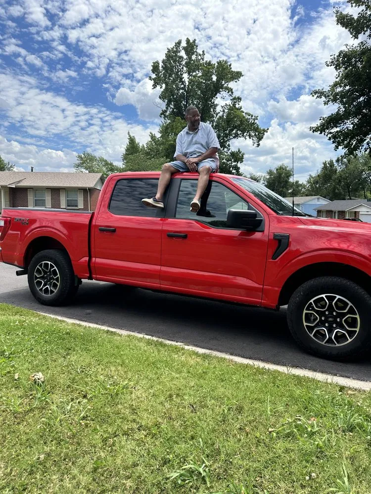 Expert yard maintenance experts serving St. Louis, MO - Show Up Show Off Landscaping And More