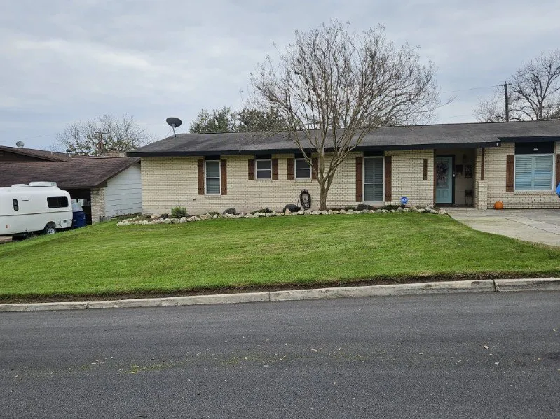 Reliable lawn mowing service experts serving Floresville, TX - Siesta Lawn Care