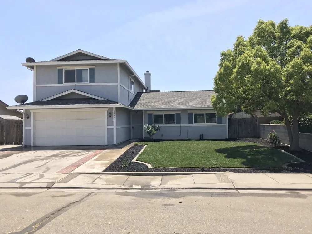 Affordable yard maintenance for homes in Tracy, CA by Signature Landscaping