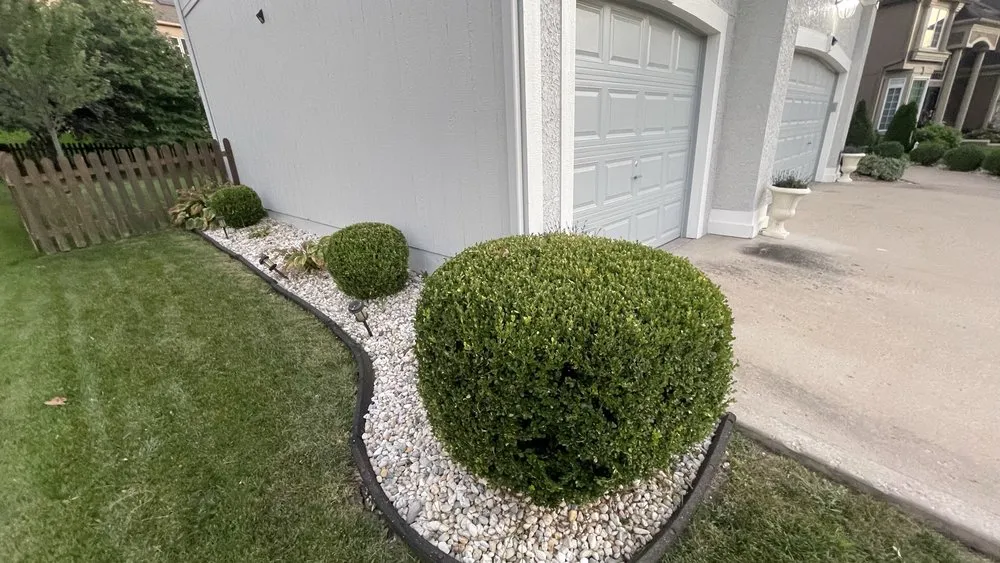 Professional garden landscaping in Blue Springs, MO by Simple Project KC