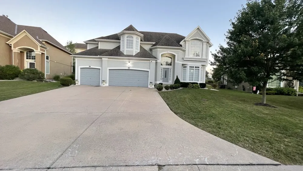 Affordable lawn mowing service experts serving Blue Springs, MO - Simple Project KC