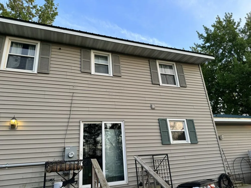 Reliable yard cleanup service for year-round maintenance in Eau Claire, WI by Sin fronteras