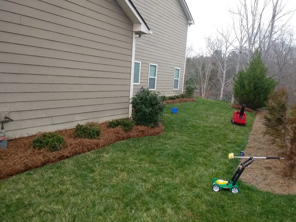 Expert outdoor landscaping near you in Charlotte, NC by Sincere's Pineneedles