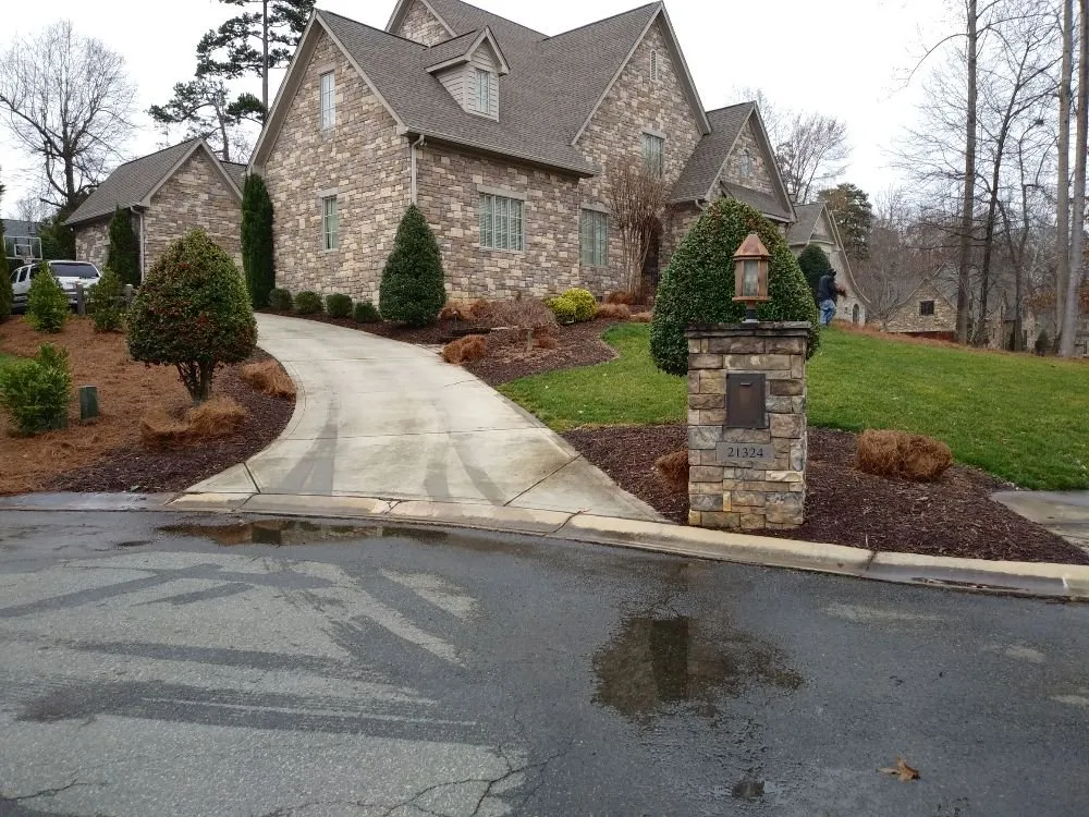 Trusted garden landscaping in Charlotte, NC by Sincere's Pineneedles