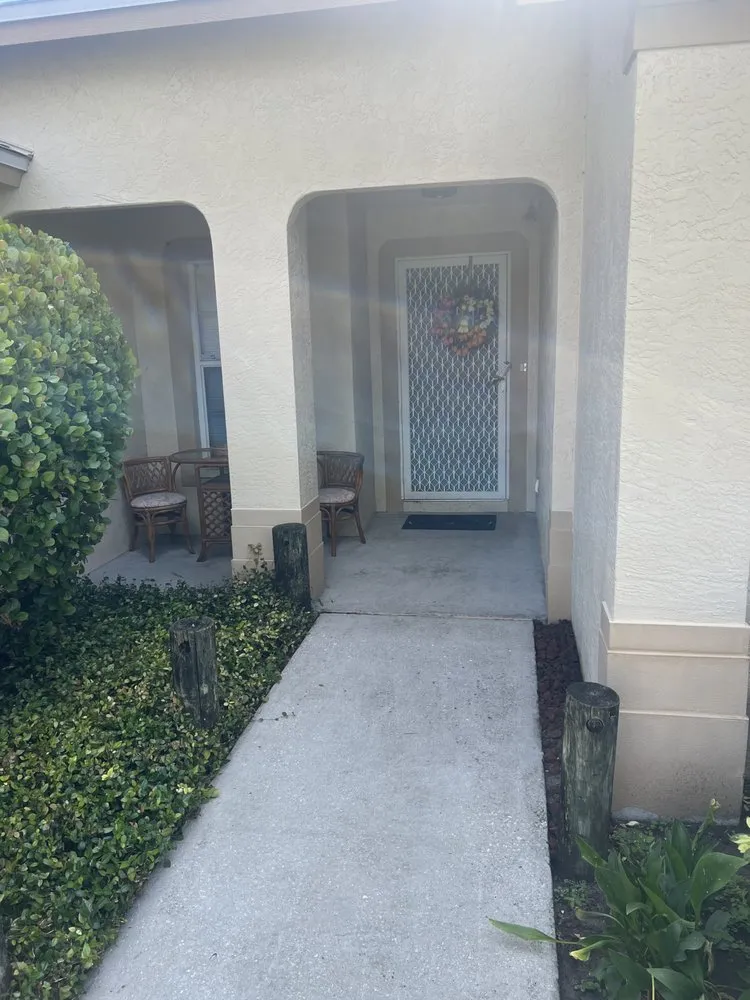 Professional yard maintenance for beautiful yards in Palmetto, FL by Sir’s Services