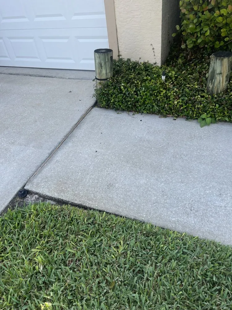 Reliable lawn care service in Palmetto, FL by Sir’s Services