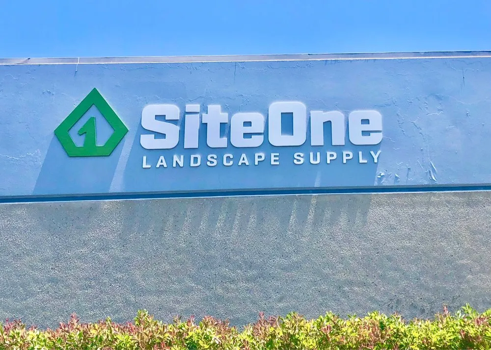 Top-rated yard cleanup service with custom design in Thousand Oaks, CA by Siteone Landscape Supply