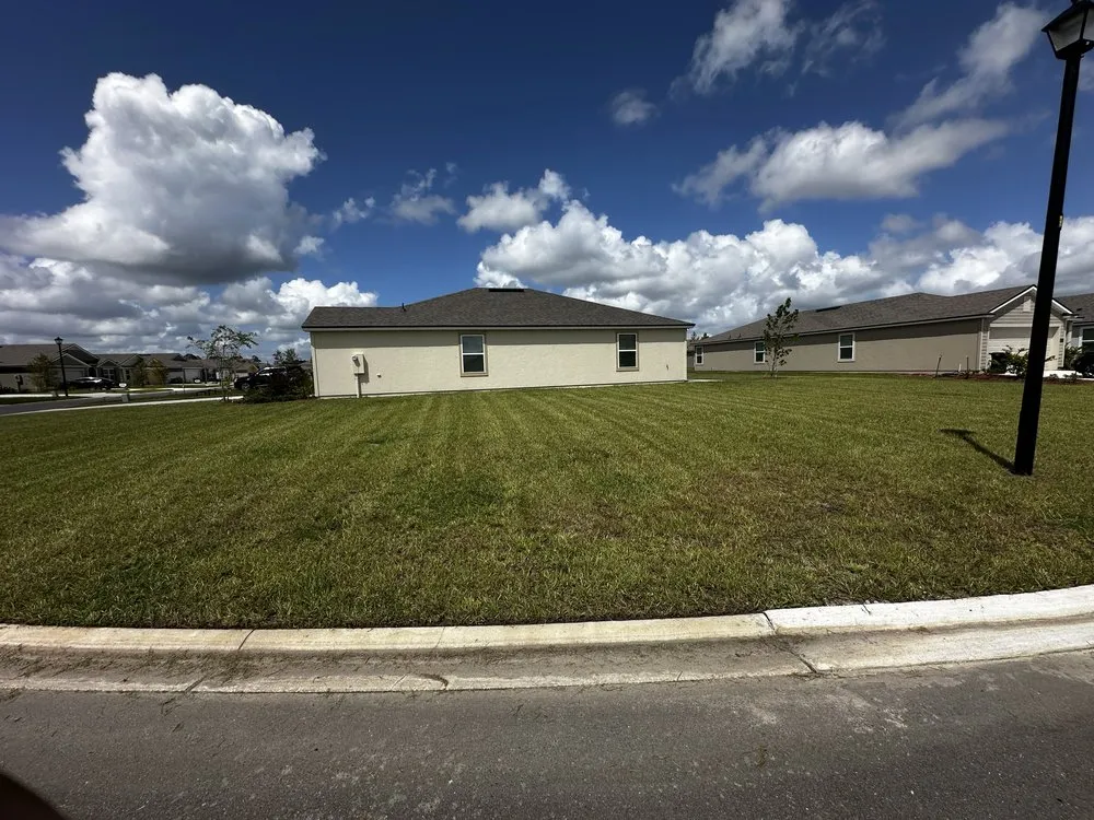 Reliable yard cleanup service in Jacksonville, FL by Skelton Family Services