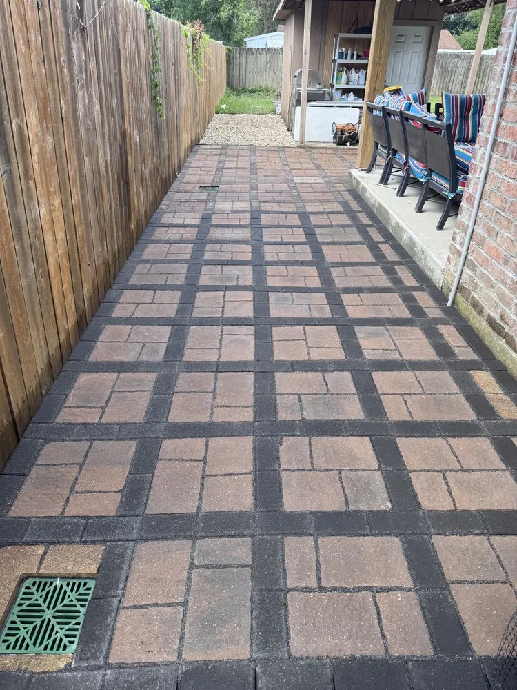 Custom landscape installation for year-round maintenance in Lafayette, LA by Skid Pro Services