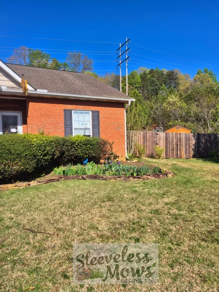 Top-rated residential landscaping in Kingston, TN - Sleeveless Mows