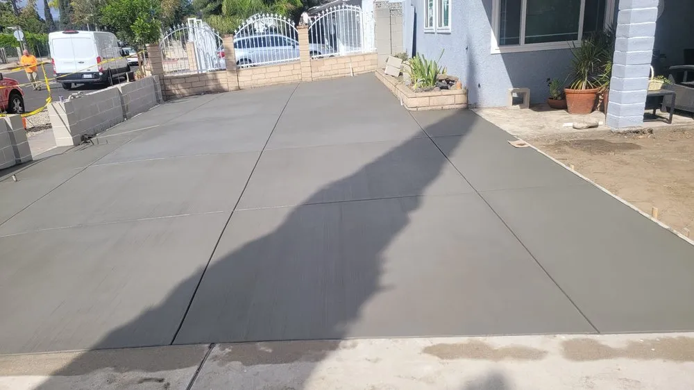 Local lawn care service near you in Chatsworth, CA by Smart Eye Construction