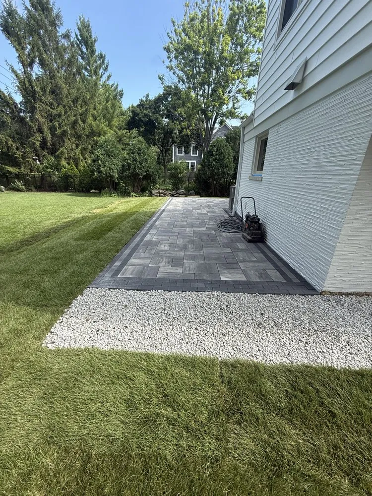 Custom outdoor landscaping in Evanston, IL by Smartgreen Landscaping