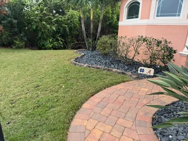 Top-rated yard cleanup service experts serving Melbourne, FL - Smilin' Curbs