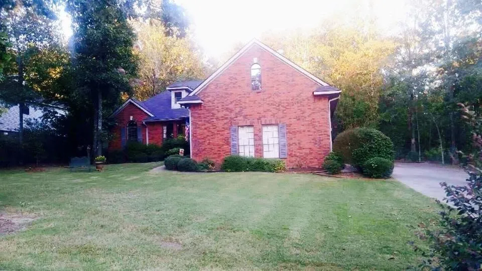 Local garden landscaping for year-round maintenance in Tumbling Shoals, AR by Smith's Lawn & Landscaping Service