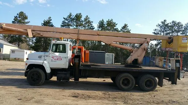 Smitty's Tree & Snow Removal Logo