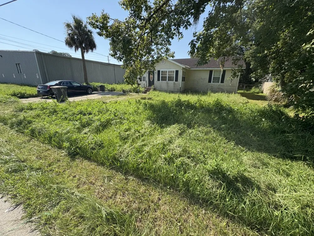 Expert lawn care service near you in Jacksonville, FL by Smokey’s Lawn Service