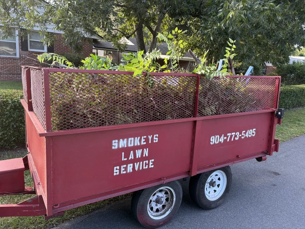 Reliable lawn care service experts serving Jacksonville, FL - Smokey’s Lawn Service