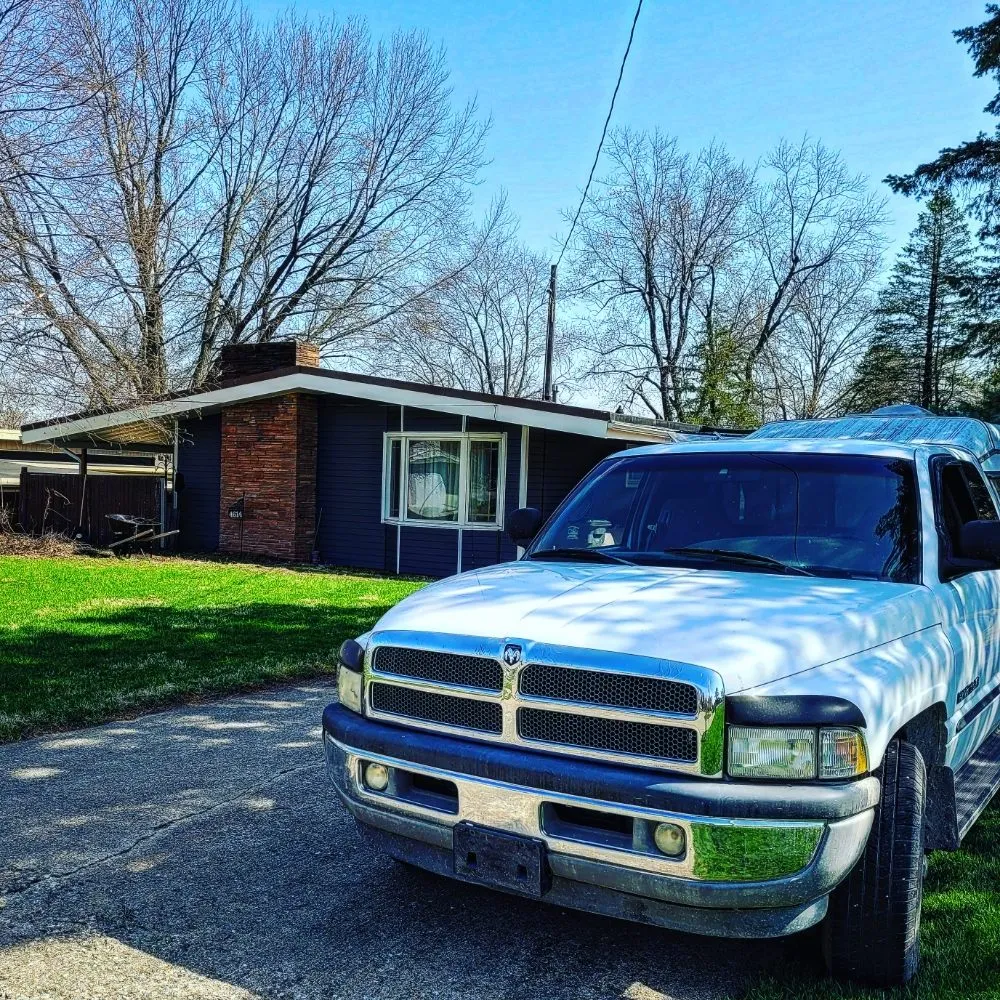 Top-rated yard cleanup service near you in Des Moines, IA by Smokin Joe's home sevices.