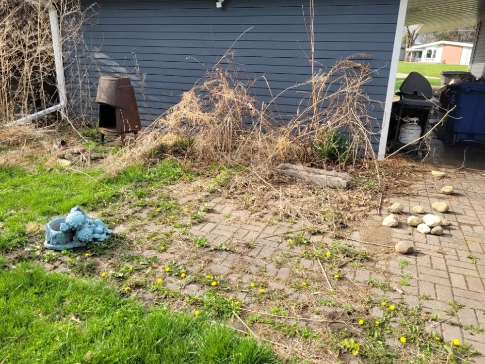 Local yard cleanup service for homes in Des Moines, IA by Smokin Joe's home sevices.