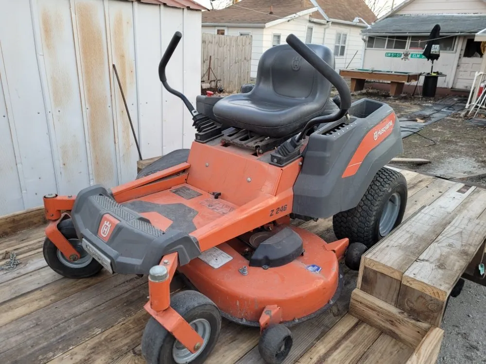 Local lawn mowing service for residential properties in Des Moines, IA by Smokin Joe's home sevices.