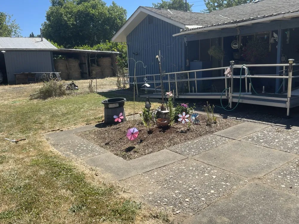 Affordable lawn mowing service experts serving Roseburg, OR - Snyder Construction