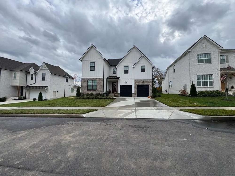 Top-rated residential landscaping for beautiful yards in Brentwood, TN by Sod Source