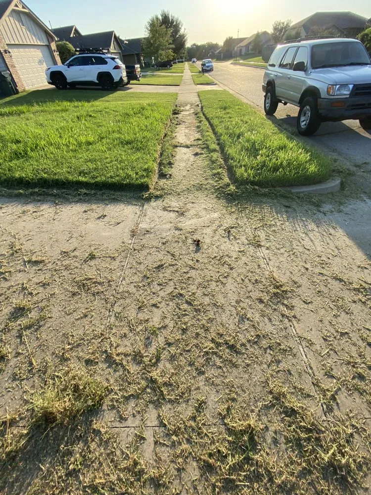 Affordable yard cleanup service in Collinsville, OK by Solo lawns