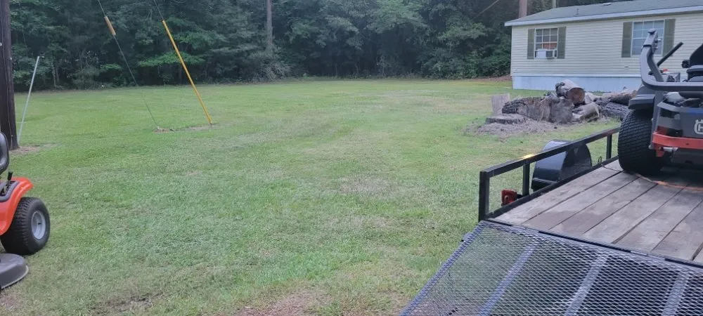 Top-rated yard cleanup service in Florence, SC by Solo's Lawncare Service