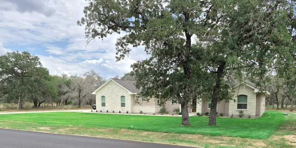 Expert landscaping services experts serving Floresville, TX - South Cross Pro Mowing Service