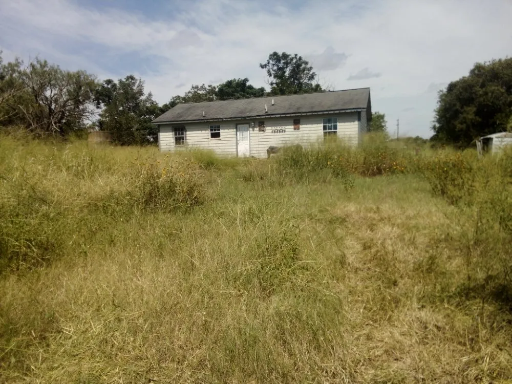 Affordable garden landscaping in Floresville, TX by South Cross Pro Mowing Service