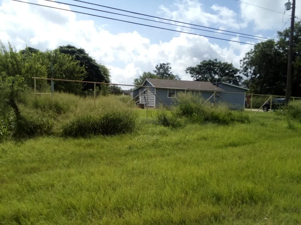 Top-rated landscaping services for outdoor upgrades in Floresville, TX by South Cross Pro Mowing Service