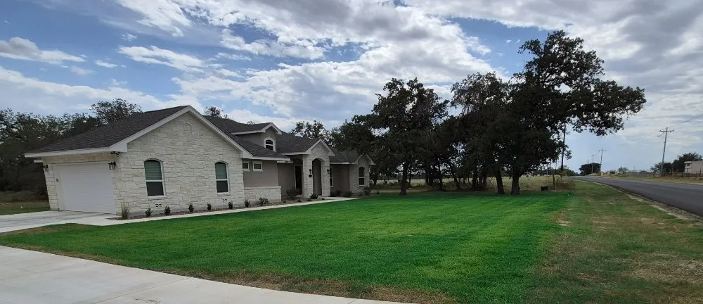 Top-rated yard maintenance for residential properties across Floresville, TX - South Cross Pro Mowing Service
