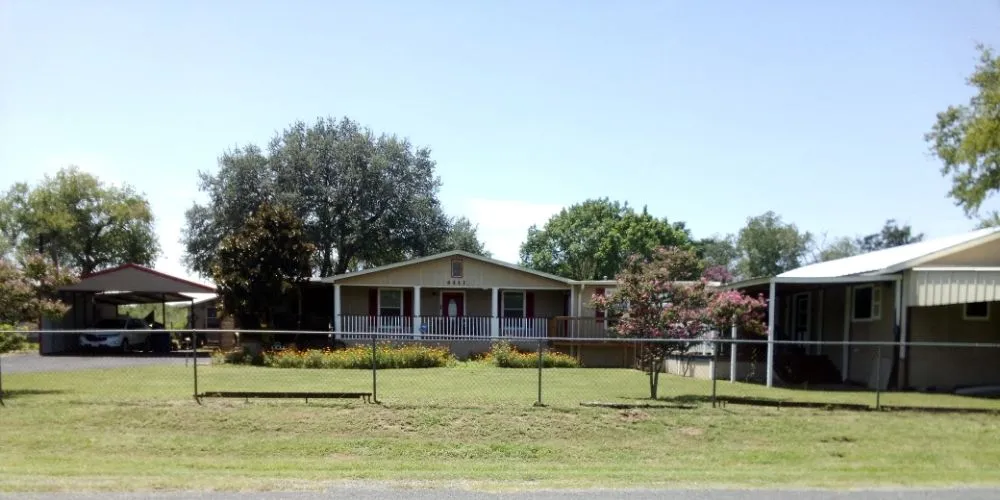 Trusted residential landscaping in Floresville, TX by South Cross Pro Mowing Service