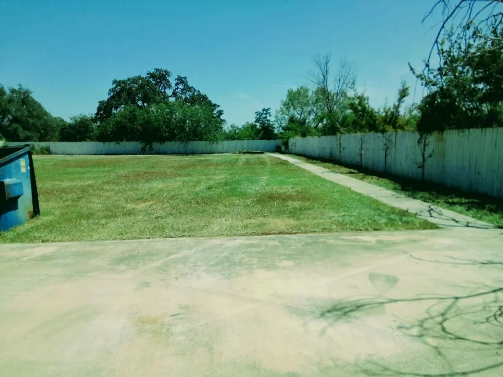 Custom residential landscaping for year-round maintenance in Floresville, TX by South Cross Pro Mowing Service