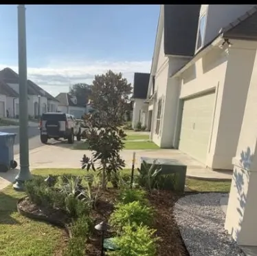 Custom yard maintenance in Lafayette, LA - Southern Scapes